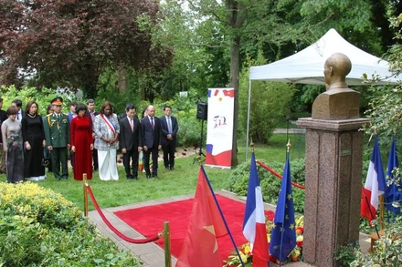 Lễ kỷ niệm được tổ chức trang trọng trước tượng Chủ tịch Hồ Chí Minh trong công viên Montreau, TP Montreuil. (ẢNH: KHẢI HOÀN)