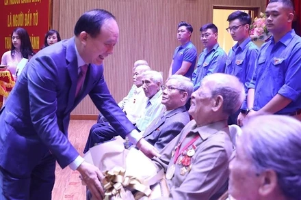 Quận Hai Bà Trưng, Hà Nội trao tặng Huy hiệu Đảng đợt 19/5.