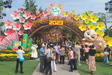 Rất đông du khách tham quan đường hoa Tết Quý Mão Cần Thơ 2023.