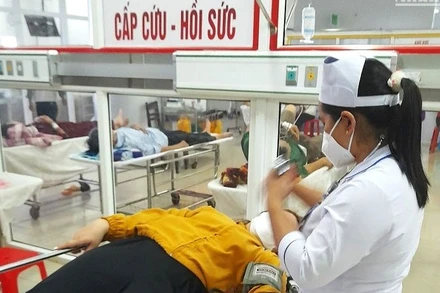 Chị N.V.Y.Nh. bị chồng là thầy giáo N.V.H.L đánh đập phải vào Trung tâm y tế huyện Buôn Đôn cấp cứu, điều trị.