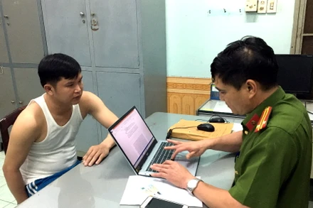 Điều tra viên lấy lời khai Ngô Quý Phương. (Ảnh: Công an cung cấp)