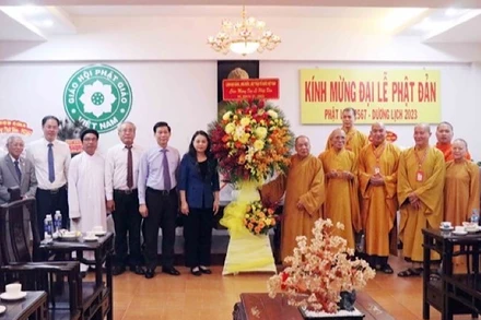 Ủy viên Trung ương Đảng, Phó Chủ tịch - Tổng Thư ký Ủy ban Trung ương Mặt trận Tổ quốc Việt Nam Nguyễn Thị Thu Hà chúc mừng các vị chức sắc, tăng ni, phật tử tại Văn phòng II, Trung ương Giáo hội Phật giáo Việt Nam.