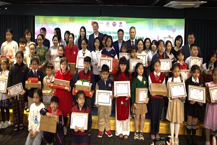 Hình trao giải cuộc thi Đan Mạch trong mắt em