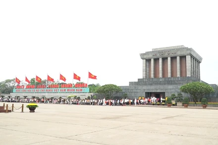 [Video] Người dân cả nước về thăm Lăng Bác trong ngày hội "Thống nhất non sông"