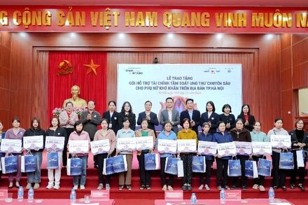 Trao tặng gói hỗ trợ tài chính tại Hà Nội. 
