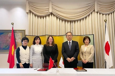 Đại sứ Yamada Takio và phu nhân cùng Nhóm tư vấn bom mìn (MAG) Việt Nam trong lễ ký hợp đồng viện trợ tại Hà Nội.