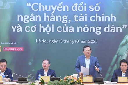 Các đại biểu chủ trì Hội thảo.