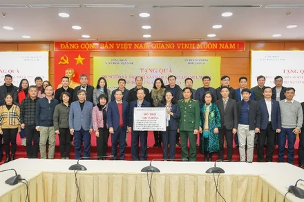 Đoàn công tác trao tặng quà Tết tại tỉnh Lào Cai.