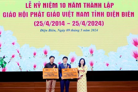 Bà Ngô Thu Hà - Tổng Giám đốc SHB trao tặng 2 công trình lớp học tại các trường phổ thông dân tộc bán trú tiểu học xã Sín Chải và xã Phình Giàng, tỉnh Điện Biên.