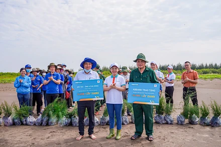 ABBANK trao tặng cây xanh.