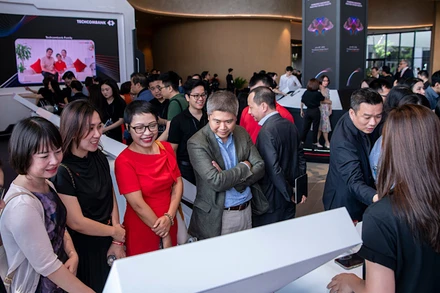 Khách hàng trải nghiệm dịch vụ của Techcombank tại sự kiện công nghệ vừa qua.