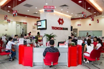 Khách hàng giao dịch tại chi nhánh Techcombank.