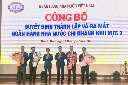 Phó Thống đốc Ngân hàng Nhà nước Phạm Quang Dũng trao quyết định cho Ban lãnh đạo Ngân hàng Nhà nước Khu vực 7.