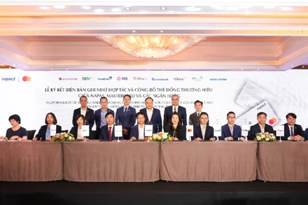 NAPAS và Mastercard ký kết hợp tác phát hành Thẻ đồng thương hiệu đầu tiên tại thị trường Việt Nam.