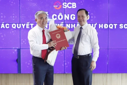 Phó Thống đốc Đào Minh Tú trao quyết định trưng tập, chỉ định ông Phan Đình Điền giữ chức Chủ tịch Hội đồng quản trị SCB.