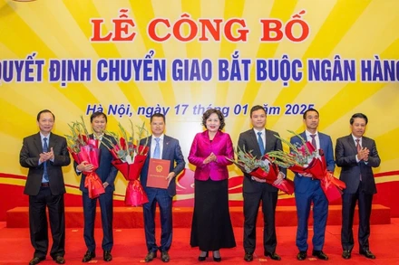 Lễ công bố quyết định chuyển giao bắt buộc ngân hàng.