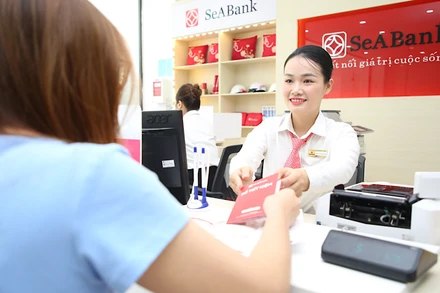 Khách hàng giao dịch tại chi nhánh ngân hàng SeABank