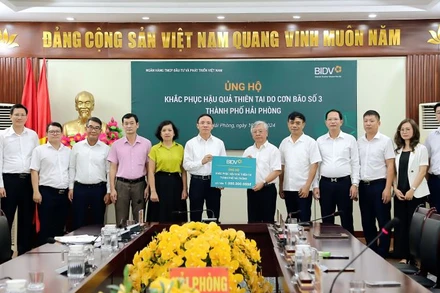 Ông Trần Xuân Hoàng, Phó Bí thư thường trực Đảng ủy, Ủy viên HĐQT BIDV, đại diện Ngân hàng trao kinh phí ủng hộ khắc phục hậu quả thiên tai do cơn bão số 3 tại thành phố Hải Phòng.