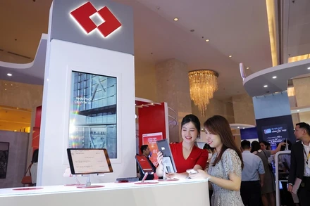 Khách hàng trải nghiệm dịch vụ số trên ứng dụng Techcombank Mobile.