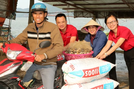 Các cán bộ tín dụng của Agribank luôn đồng hành cùng bà con nông dân phát triển sản xuất.