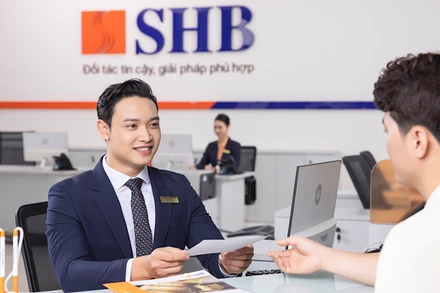 Khách hàng giao dịch tại chi nhánh Ngân hàng SHB.