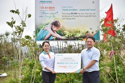 ABBANK trao tặng 50.000 cây giống gỗ lớn cho các hộ dân khó khăn tại xã Thượng Trạch (huyện Bố Trạch, tỉnh Quảng Bình).