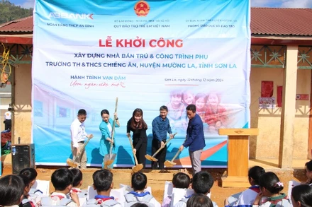 Đại diện ABBANK, Quỹ Bảo trợ Trẻ em Việt Nam cùng đại diện chính quyền địa phương thực hiện nghi lễ khởi công xây dựng nhà bán trú và công trình phụ trợ tại điểm trường Nong Hoi Dưới, Trường tiểu học và trung học cơ sở Chiềng Ân, huyện Mường La, tỉnh Sơn La.