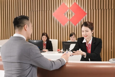 Khách hàng giao dịch tại Techcombank.