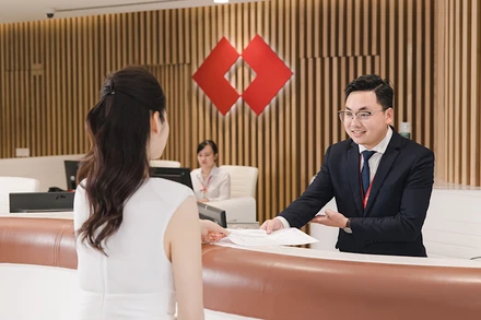 Khách hàng giao dịch tại chi nhánh Techcombank.