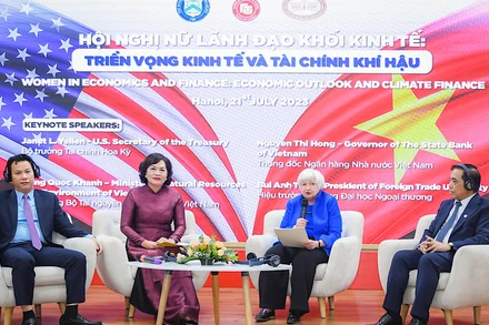 Các diễn giả thảo luận tại Hội nghị