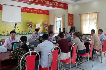 Giải ngân vay vốn tại Điểm giao dịch Ngân hàng chính sách xã hội huyện Lục Yên (Yên Bái).