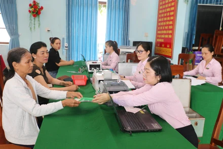 Người nghèo và các đối tượng chính sách ở Phú Yên làm thủ tục, nhận vốn vay ngay tại Điểm giao dịch xã.