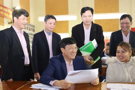 Tổng Giám đốc Dương Quyết Thắng trao đổi với Tổ trưởng Tổ tiết kiệm và vay vốn tại phiên giao dịch định kỳ hàng tháng của Ngân hàng Chính sách xã hội tại xã Phong Niên, huyện Bảo Thắng, tỉnh Lào Cai. 