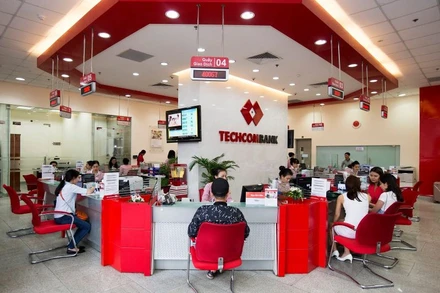 Giao dịch khách hàng tại Techcombank.