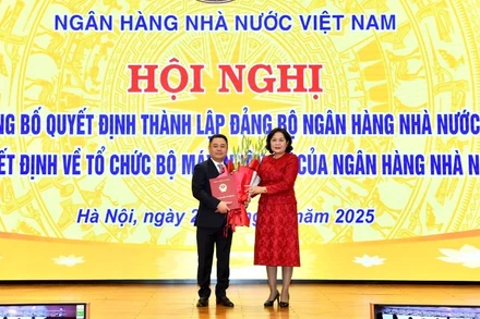 Thống đốc Ngân hàng Nhà nước Nguyễn Thị Hồng chúc mừng ông Nguyễn Ngọc Cảnh. Ảnh: HỒNG ANH