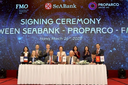 Quang cảnh lễ ký kết. 