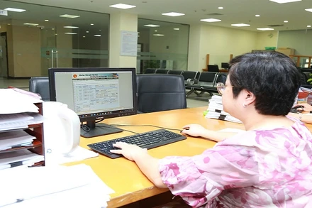 Cán bộ nhân viên Kho bạc Nhà nước làm việc với tinh thần hết việc chứ không hết giờ.