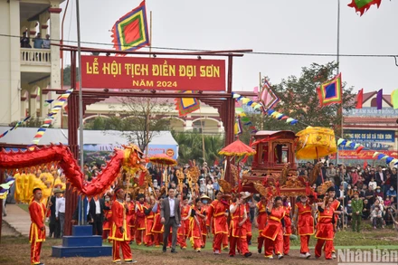 [Ảnh] Tái hiện hình ảnh Nhà Vua xuống ruộng đi cày trong Lễ hội Tịnh điền Đọi Sơn 2024