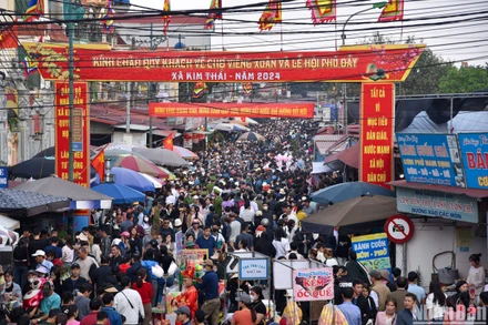 [Ảnh] Hàng ngàn người đổ về chợ Viềng từ sớm để mua may, bán rủi đầu năm