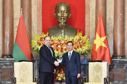 Chủ tịch nước Võ Văn Thưởng và Thủ tướng Cộng hòa Belarus Roman Golovchenko tại buổi tiếp.