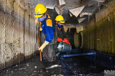 [Ảnh] Theo chân những người thợ "làm sạch" kênh mương