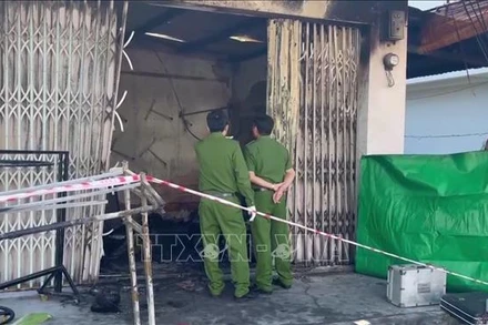 Hiện trường vụ cháy khiến 3 người tử vong. (Ảnh: Quang Thái/TTXVN)