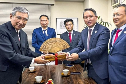 Bí thư Tỉnh ủy Nguyễn Hải Ninh tặng quà lưu niệm chiếc quạt trầm hương do công ty Trầm hương Khánh hòa chế tác cho ông Kono Yohei.