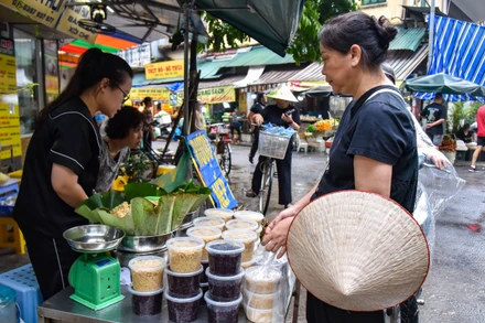 [Ảnh] Người dân Hà Nội tất bật mua sắm trong ngày Tết Đoan Ngọ 2024