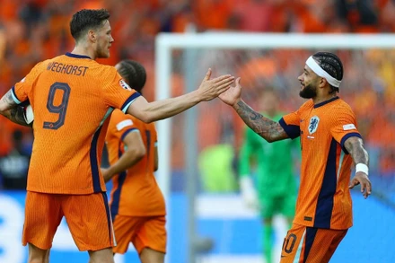 Những "cơn lốc" màu da cam cần phải cần phải nỗ lực hết sức nếu muốn giành tấm vé vào tứ kết. (Ảnh: Reuters)