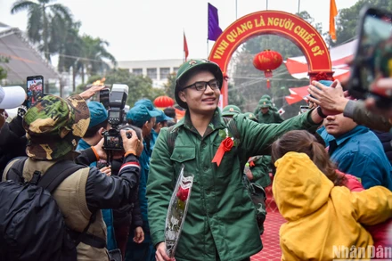 [Ảnh] Xúc động khoảnh khắc ngày tân binh lên đường nhập ngũ