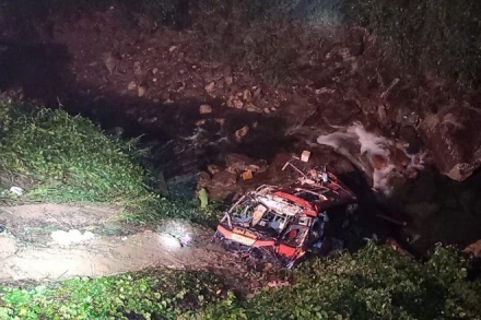 Chiếc xe gặp nạn, lao xuống vực sâu khoảng 20m, hư hỏng nặng. (Ảnh: TTXVN)