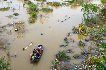 Có hai đường để xuống khu vực bãi giữa sông Hồng: một là từ cầu Long Biên xuống, hai là từ đường An Dương đi vào. Tuy nhiên, ít người chọn lối đi cầu Long Biên bởi rất nguy hiểm, và cần người phụ giúp đẩy mới có thể leo lên được, nên nhiều người dân lựa chọn đi thuyền để di chuyển vào nhà theo đường ngõ 76 phố An Dương.