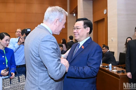 Chủ tịch Quốc hội Vương Đình Huệ vui mừng chào đón Chủ tịch kiêm Tổng Giám đốc USABC Ted Osius.