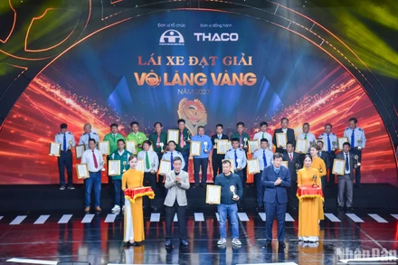 Trao giải "Vô lăng vàng" cho những tập thể, cá nhân đoạt giải.